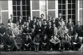 Quel film, ralis en 1955, voit les dbuts en tant que figurant de Johnny Hallyday ?