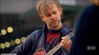 Episode 15, A la drive : quel travail accepte Charlie dans les flashbacks ?