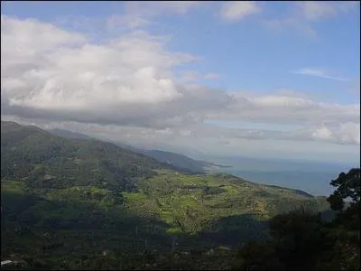 La Sicile est en mer Mditerrane au sud de la mer :