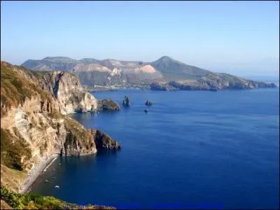 De quel pays d'Afrique la Sicile est-elle la plus proche, gographiquement ?