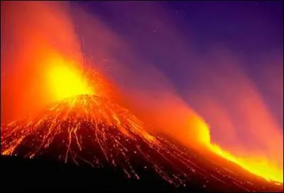 L'Etna, volcan le plus haut d'Europe, est entr en ruption une centaine de fois au cours du XXe sicle. Il culmine  un peu plus de :