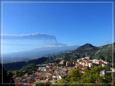 Ce 'Saint-Tropez sicilien' fut, au dbut du XXe sicle un lieu de villgiature pour de nombreux artistes. Auparavant Goethe en avait fait les louanges dans son 'Voyage en Italie'. Il s'agit de :