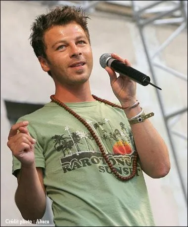 Qui est le chanteur sur cette photo ?