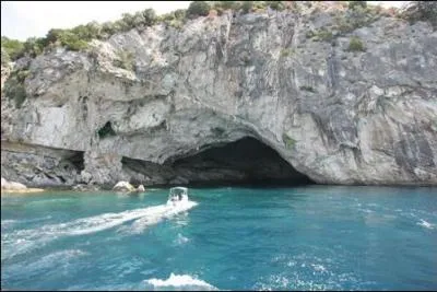 Appele galement ' Leucade '; on y visite la splendide grotte 'Papanikoli' :