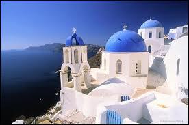 Avec ses villages blancs et ses coupoles bleues, c'est l'le grecque la plus touristique :
