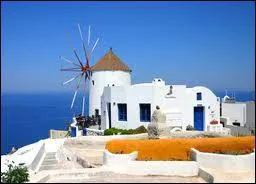 Ile au nord des Cyclades, connue pour ses nombreux moulins :