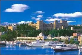 Connue par son clbre colosse, elle possde un remarquable palais :