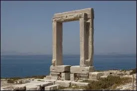 Cette grande le des cyclades, possde les vestiges d'un temple ddi  Apollon :
