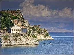 Sur cette le, on retrouve de nombreuses traces de l'occupation vnitienne :