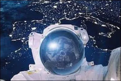 Loin de toute étoile, à combien de degrés celsius la température peut-elle descendre dans l'espace ?