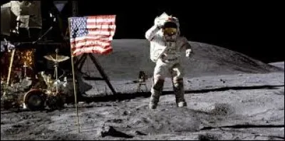 Si votre masse est de 100 kg sur Terre, elle sera 6 fois moins grande sur la Lune (soit 16 kg ! mais on doit l'exprimer en newton). Cela est dû à...