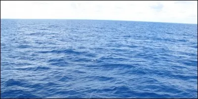 La surface de la mer est plane.