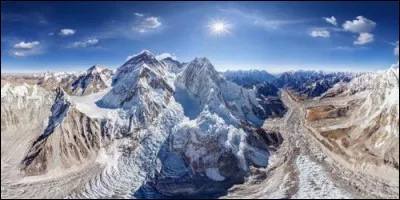 Quel est le mont le plus haut du monde qui culmine à 8 848 mètres ?