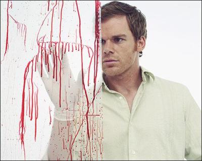Quel rituel Dexter, le hros, effectue-t-il sur sa victime avant de la couper en morceaux ?