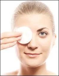 Votre voisine d'en face bronze sur sa terrasse, dans un maillot de bain trs sexy :