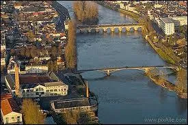Batie sur les bords de la Vienne :