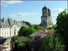 Construite au milieu des vals de Saintonge :