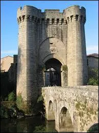 Elle se niche dans une boucle du Thouet :