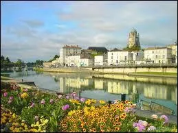 Elle se mire aux bords de la Charente :