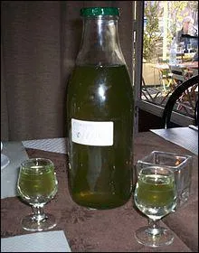 Quel est cet alcool  40  que l'on obtient en faisant macrer 40 brins de plantes durant 40 jours ?