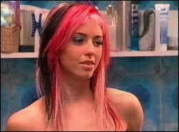 Comment s'appelle la petite copine de Jro ?