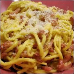 Quelle est la particularité de la vraie sauce carbonara ?