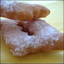 Originaire du Languedoc, je suis rectangulaire, fendue en mon centre...