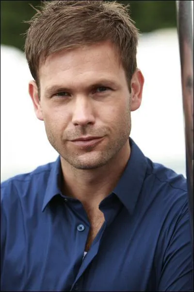 Klaus prend le corps de qui pour approcher Elena ?