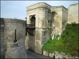 A quoi servait la barbacane, situe avant le pont-levis ?