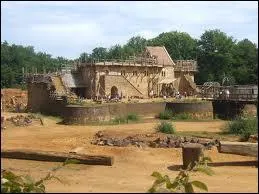 Comment se nomme ce chteau fort en construction depuis 1997 ?