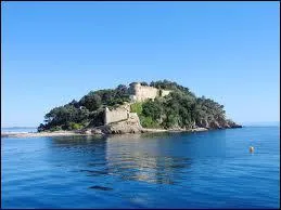 Et cet autre clbre chteau, au bord de la Mditerrane :