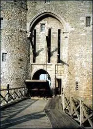 L'entre du chteau fort se faisait par :