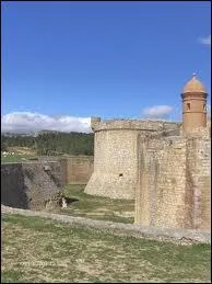 Comment appelle-t-on le foss qui entoure le chteau ?