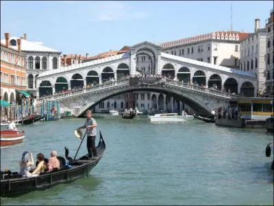 A Venise , le pont ...