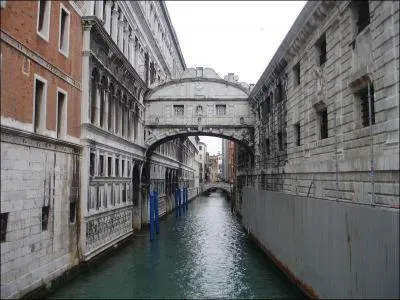 A Venise , le pont ...