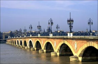 A Bordeaux , le pont ... .