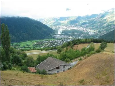 Bourg-Saint-Maurice s'tale au bord de l'Isre  plus de 800 m d'altitude. Dans le dpartement de Savoie, c'est une des principales villes :