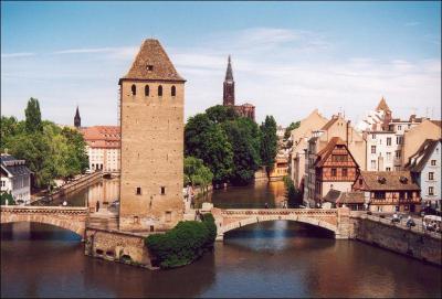 Strasbourg est la capitale de l'Alsace et le chef-lieu du Bas-Rhin. C'est une ville frontire avec :