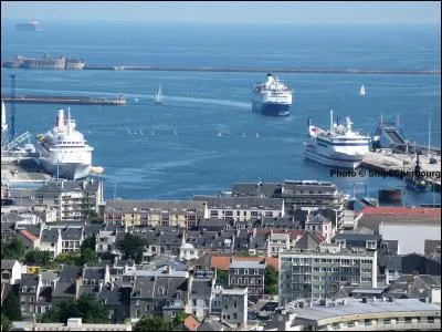 Cherbourg a, depuis 2000, fusionn avec la ville d'Octeville et s'appelle maintenant Cherbourg-Octeville. C'est une ville portuaire du Cotentin qui est baigne par :