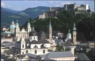 Salzbourg est une ville d'Autriche situe  la frontire allemande. Un prestigieux Festival de musique classique, cr en 1920, s'y droule chaque anne. C'est la ville natale de :