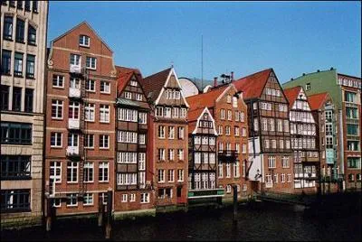 Hambourg est un important centre conomique europen. C'est la 2me plus grande ville de son pays qui est :
