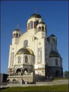 C'est dans cette ville que Nicolas II, dernier tsar de Russie, et toute sa famille, furent assassins en 1918. Cette ville de l'Oural s'appelle :