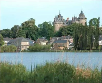 Combourg est surnomme 'Berceau du romantisme' en rfrence  Chateaubriand qui passa une partie de sa jeunesse dans son chteau. C'est une ville bretonne :