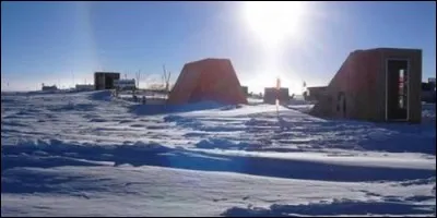 Dans quelle région baigne l'île Larrouy ?