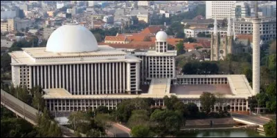 Dans quelle ville se trouve la seconde plus grande mosquée du monde ?