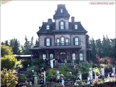 Dans l'attraction ' La Maison hante ', que reprsente l'hologramme lorsqu'on passe devant les miroirs ?