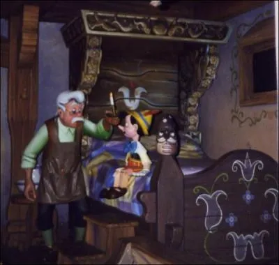 Dans ' Les Voyages de Pinocchio ', o la premire scne se droule-t-elle ?