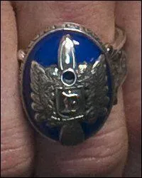 Qui porte cette bague ?