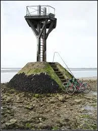 Comment s'appellent les constructions qui jalonnent ce passage ?