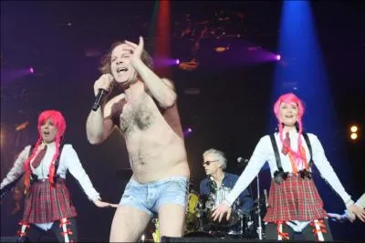 Quel chanteur a fait sensation en terminant en caleon sur la scne du Phnix ?